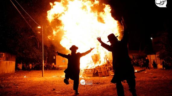 مستوطنون يهود يؤدون طقوسًا تلمودية حول النيران خلال احتفالهم بعيد يهودي يدعى "لاج با أومير"