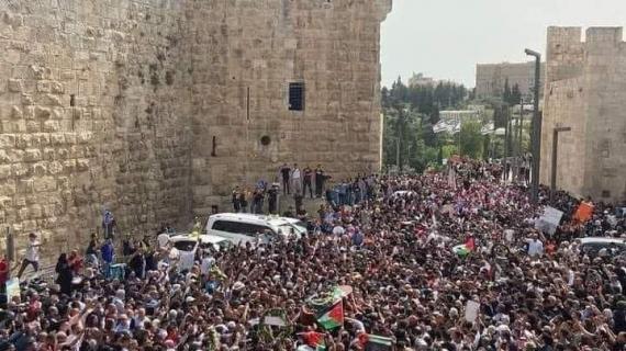 تشييع حاشد لجثمان الصحفية شيرين أبو عاقلة في القدس المحتلة رغم إجراءات الاحتلال وحواجزه وقمعه