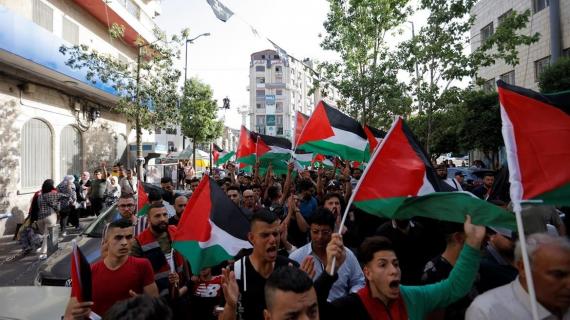 مسيرة أعلام فلسطينية في رام الله نصرة للقدس والأقصى