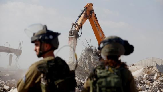 قوات الاحتلال تهدم منزلين قيد الانشاء وستة أسوار لقطع سكنية تعود لعائلة الظلام في قرية الديوك شمال اريحا