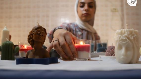 غادة أبو سمرة.. شابة فلسطينية 22 عاما تبدع في صناعة #الشموع غير التقليدية داخل منزلها بمدينة غزة