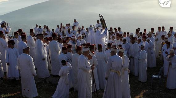 السامريون الفلسطينيون يحجون احتفالاً بعيد الحصاد "شافوت" على قمة جبل جرزيم في نابلس