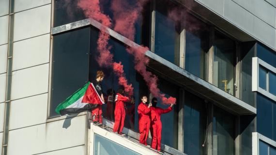 نشطاء يقتحمون مصنع شركة "تاليس" الفرنسية للأسلحة القاتلة بمدينة غلاسكو في #اسكتلندا رفضا لتوريدها الأسلحة للاحـــتــــلال الإسرائيلي