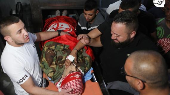 وداع الشهيد أيمن محيسن (29 عاما) الذي ارتقى برصاص الاحتلال خلال مواجهات في مخيم الدهيشة، جنوب بيت لحم