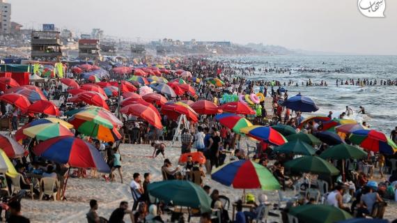 أهالي قطاع غزة يصطافون بأعداد كبيرة على شاطئ البحر يوم الجمعة