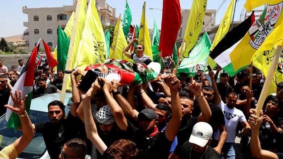 تشييع جثمان الشهيد عودة صدقة (17 عاما) الذي ارتقى في قرية المدية غرب رام الله
