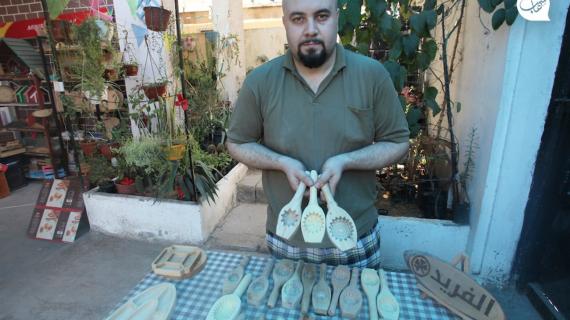 المهندس أحمد حلس يُبدع بصناعة المشغولات الخشبية داخل ورشته في مدينة غزة