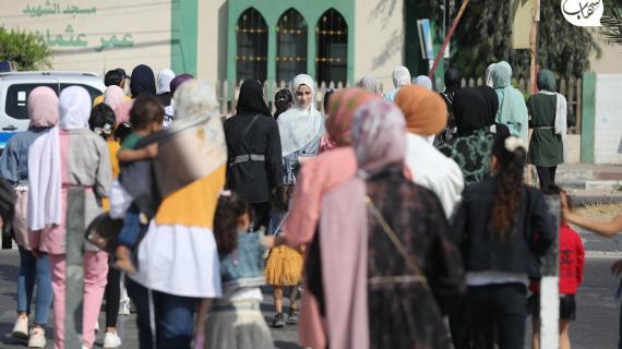 طلبة المدارس التابعة لوكالة الغوث في قطاع غزة يستلمون شهاداتهم بعد انتهاء العام الدراسي