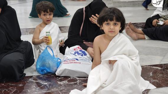 أطفال يرافقون آبائهم خلال أدائهم مناسك الحج في بيت الله الحرام