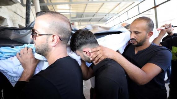 ذوي الــــشـــهـــيـــد نبيل غانم (53 عاما) يتسلمون جثمانه بعد احتجازه من قبل الاحـــتــــلال الذي اطلق عليه النار قبل 4 أيام قرب بوابة جلجولية في قلقيلية أثناء ذهابه لعمله