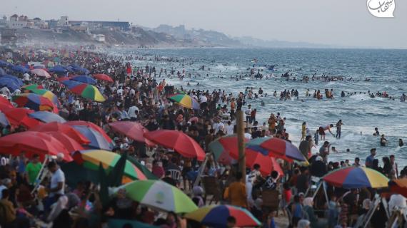 اصطياف المواطنين في قطاع غزة على شاطئ البحر يوم الجمعة