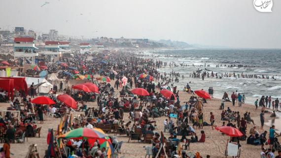 استجمام المواطنين الفلسطينيين على شاطئ بحر غزة أمس الجمعة