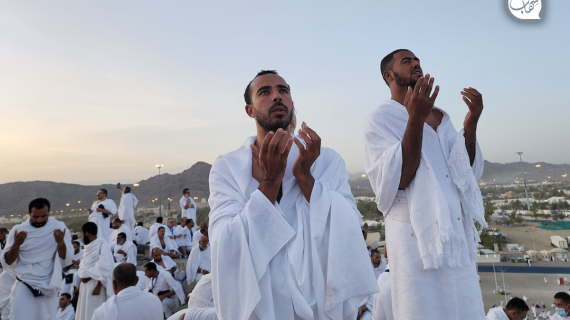 حجاج بيت الله الحرام يؤدون ركن الحج الأعظم ويتضرعون إلى الله من صعيد عرفات الطاهر