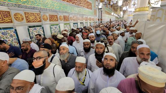 حجاج بيت الله الحرام يزورون المسجد النبوي في المدينة المنورة قبيل مغادرتهم للسعودية