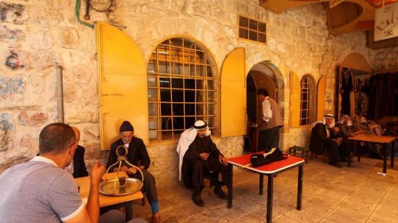 "مقهى بدران" ارث فلسطيني يقاوم التهويد في البلدة القديمة بالخليل.