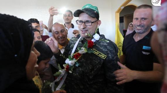 استقبال الأسير المحرر أشرف أبو مغصيب من مدينة دير البلح وسط قطاع غزة بعد اعتقال دام أكثر من 21 عاما في سجون الاحتلال