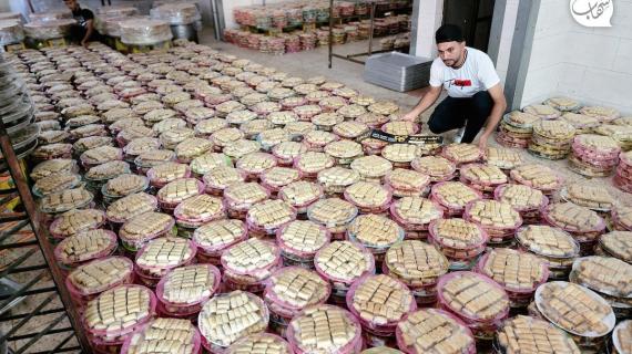 تجهيز كميات كبيرة من الحلويات في غزة، استعدادا لإعلان نتائج الثانوية العامة، السبت القادم