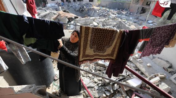 مواطنون يتفقدون منازلهم المدمرة بفعل العدوان الإسرائيلي على قطاع غزة