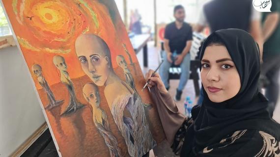 فنانون يرسمون لوحات فنية بمناسبة أسبوع الشباب العالمي في بيت لاهيا شمال قطاع غزة "من وحي الأرض"