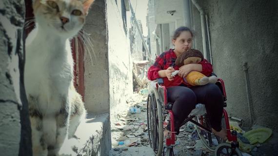 "حلا فلفل".. طفلة من "متلازمة داون" تفقد غرفتها وألعابها وكرسيها المتحرك إثر قصف الاحتلال لمنزلها خلال العدوان الأخير على قطاع غزة