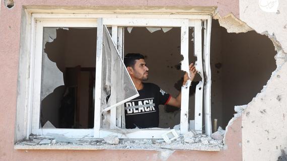 منزل عائلة العمور شرق خانيونس والذي تعرض لقذيفة مدفعية تسببت باستشهاد دنيانا عدنان العمور "22 عاما" داخل غرفتها