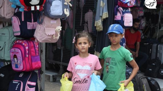 أهالي قطاع غزة يجهزون لأبنائهم الكسوة المدرسية مع قرب العام الدراسي الجديد