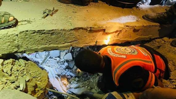 البحث عن مفقودين تحت أنقاض منزل قصفه الاحتلال في رفح