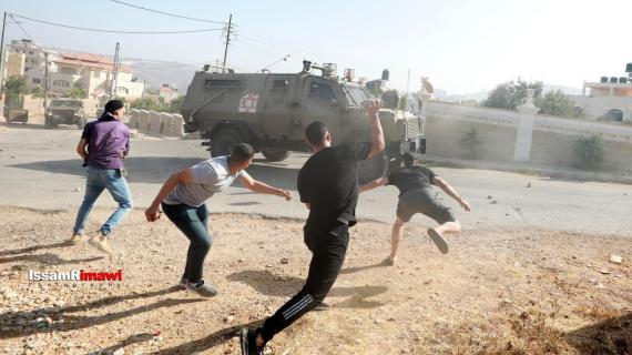 شبان يتصدون لقوات الاحتلال التي اقتحمت سلواد برام الله صباح الأربعاء 31 أغسطس 2022