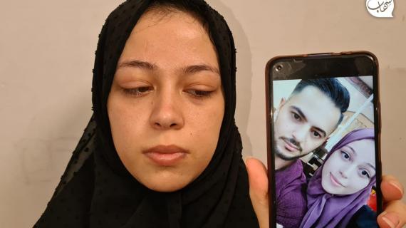 الدكتور عمر محمد حرب يواسي ابنته العروس "عبير"، خطيبة الشاب إسماعيل عبد الحميد دويك الذي ارتقى إثر قصف الاحتلال منزلا بمخيم الشعوت برفح