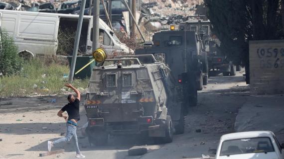 شبان يتصدون لاقتحام جيش الاحتلال قرية روجيب قرب نابلس صباح اليوم