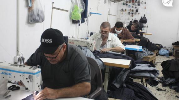 مصانع الملابس "الجينز" في قطاع غزة تنشط استعدادا لموسم المدارس المقرر استئناف الدراسة فيها خلال أيام