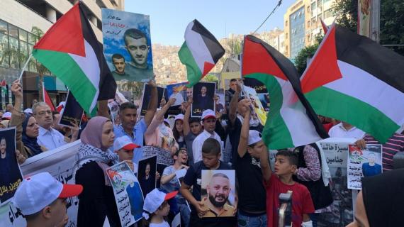 وقفة للمطالبة باسترداد جثمانين الشهداء على دوار الشهداء وسط نابلس