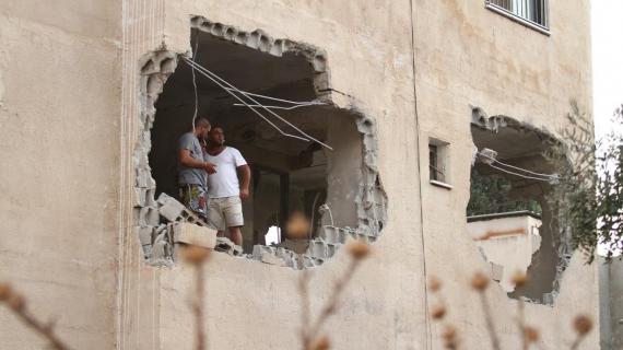 آثار الدمار الذي خلفته قوات الاحتلال في شقة الشـــهـــــيــد رعد حازم في جنين