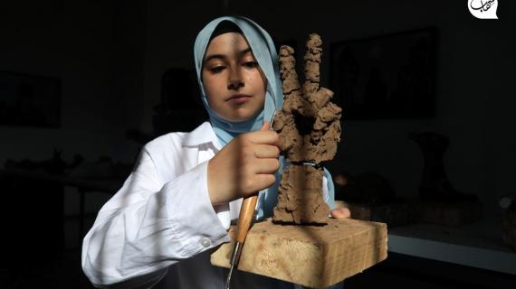 شابات فلسطينيات يتعلمن نحت الأشكال الفنية بالطين، في خانيونس جنوب قطاع غزة