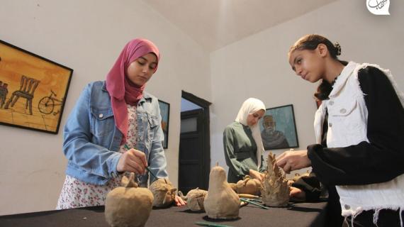 معرض للمنحوتات الطينية في مدينة خانيونس جنوبي قطاع غزة