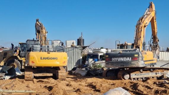 جرافات الاحتلال تدمر مزرعة خيول تعود ملكيتها للشيخ محمود الشيخ رئيس اللجنة الشعبية لخدمات مخيم شعفاط بالقدس