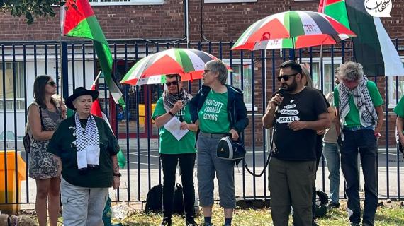 حراس مصنع يقدم أسلحة للاحتلال الإسرائيلي يعتدون على اعتصام لنشطاء متضامنين مع فلسطين، في منطقة " ستافوردشاير" بإنجلترا