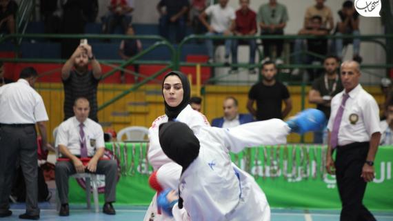 لاعبون يتنافسون خلال البطولة النهائية للكاراتيه في مدينة غزة