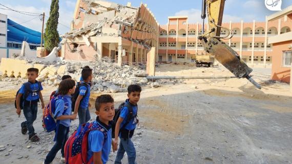 عمال يزيلون مبنى مدرسة "بلقيس اليمن" الذي تضرر من العدوان "الإسرائيلي" على قطاع غزة  في مايو 2021