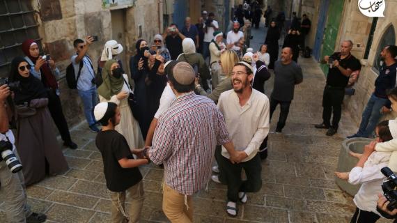 رقصات استفزازية للمستوطنين خلال توجههم لاقتحام المسجد الأقصى المبارك في اليوم الثاني لما يسمى "عيد العرش العبري"