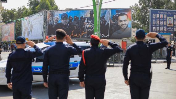 عناصر من الشرطة الفلسطينية بغزة يؤدون التحية العسكرية وفاء للشهيد عدي التميمي منفذ عمليتي شعفاط و"معاليه أدوميم"