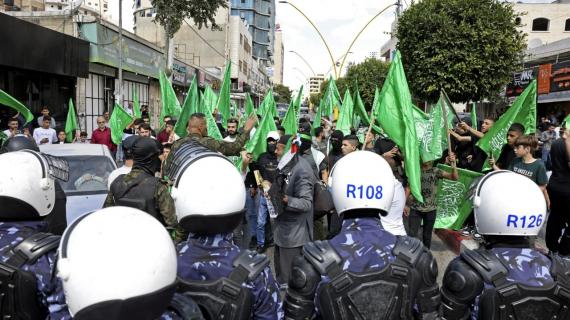 قوات السلطة في الخليل تمنع الشبان الغاضبين من حرق المستوطنين للقرآن الكريم من الاقتراب من جنود الاحتلال الإسرائيلي