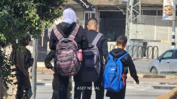 معاناة طلبة المدارس والأهالي جراء استمرار إغلاق بلدة دير شرف غرب نابلس بالسواتر الرملية