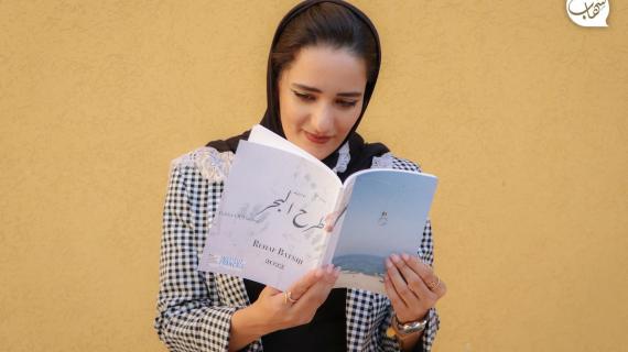 الفنانة الفلسطينية ريهاف البطنيجي تعرض أعمالها الفنية في معرض بعنوان حواديت طرح البحر في مدينة غزة