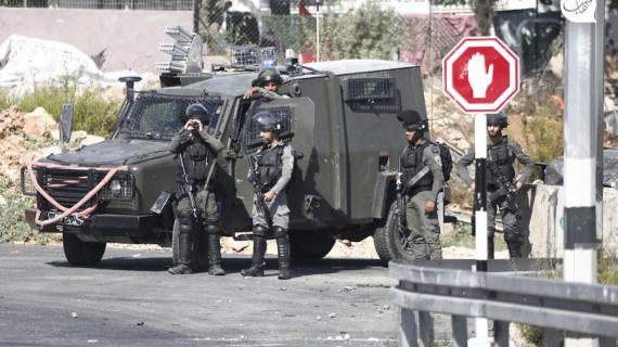 قوات الاحتلال تنصب حاجزا عسكريا على المدخل الشمالي لمدينة رام الله وتعيق حركة المرور