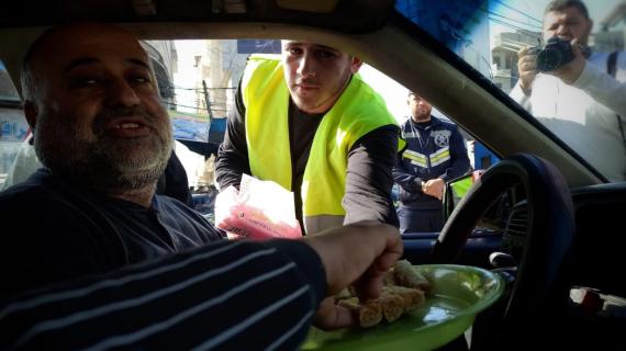 فلسطينيون يوزعون الحلويات في الضفة الغربية وقطاع غزة ابتهاجاً بتفجيرات القدس