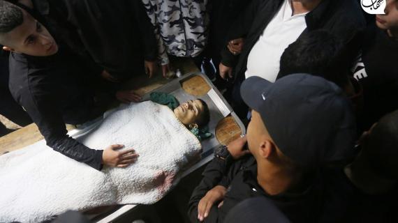 فلسطينيون يودعون الشهيد مهدي حشاش الذي استشهد متأثرا بإصابته برصاص الاحتلال الإسرائيلي في نابلس