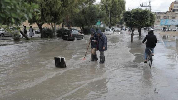 جهود بلدية غزة في شوارع المدينة خلال المنخفض الجوي لتصريف مياه الأمطار بشكل سلس