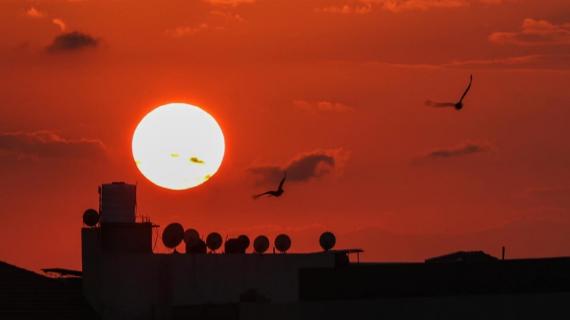 لوحة فنية.. مشهد لغروب الشمس في مدينة غزة اليوم