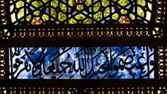 المقدسي عزام أبو السعود "73عامًا" يُصمم نوافذ وأبواب من الأرابيسك على نمط النوافذ الموجودة في المسجد الأقصى وكنائس البلدة القديمة بالقدس المحتلة